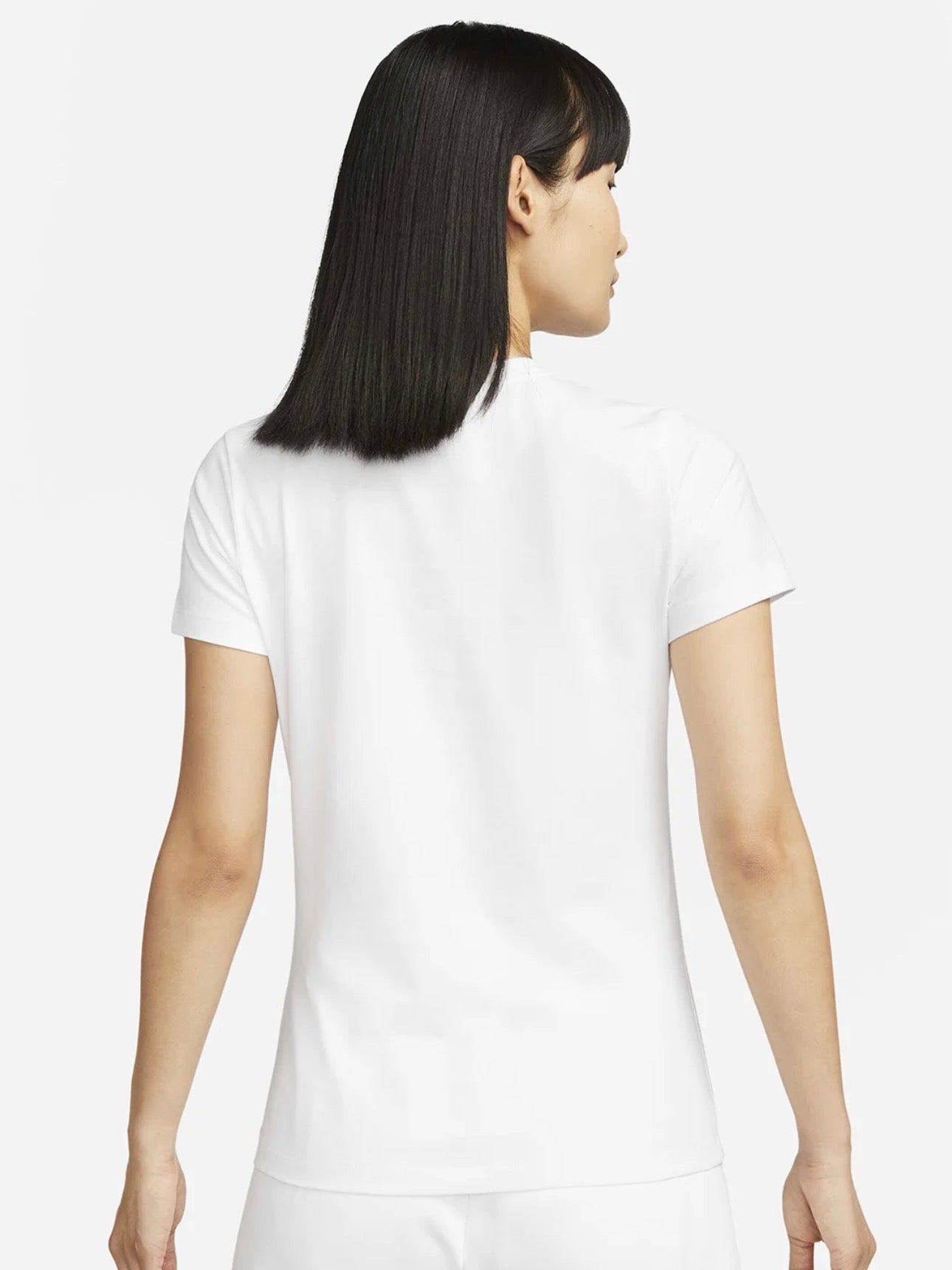Nike Women Essential Logo T-Shirt – Classic Everyday Fit