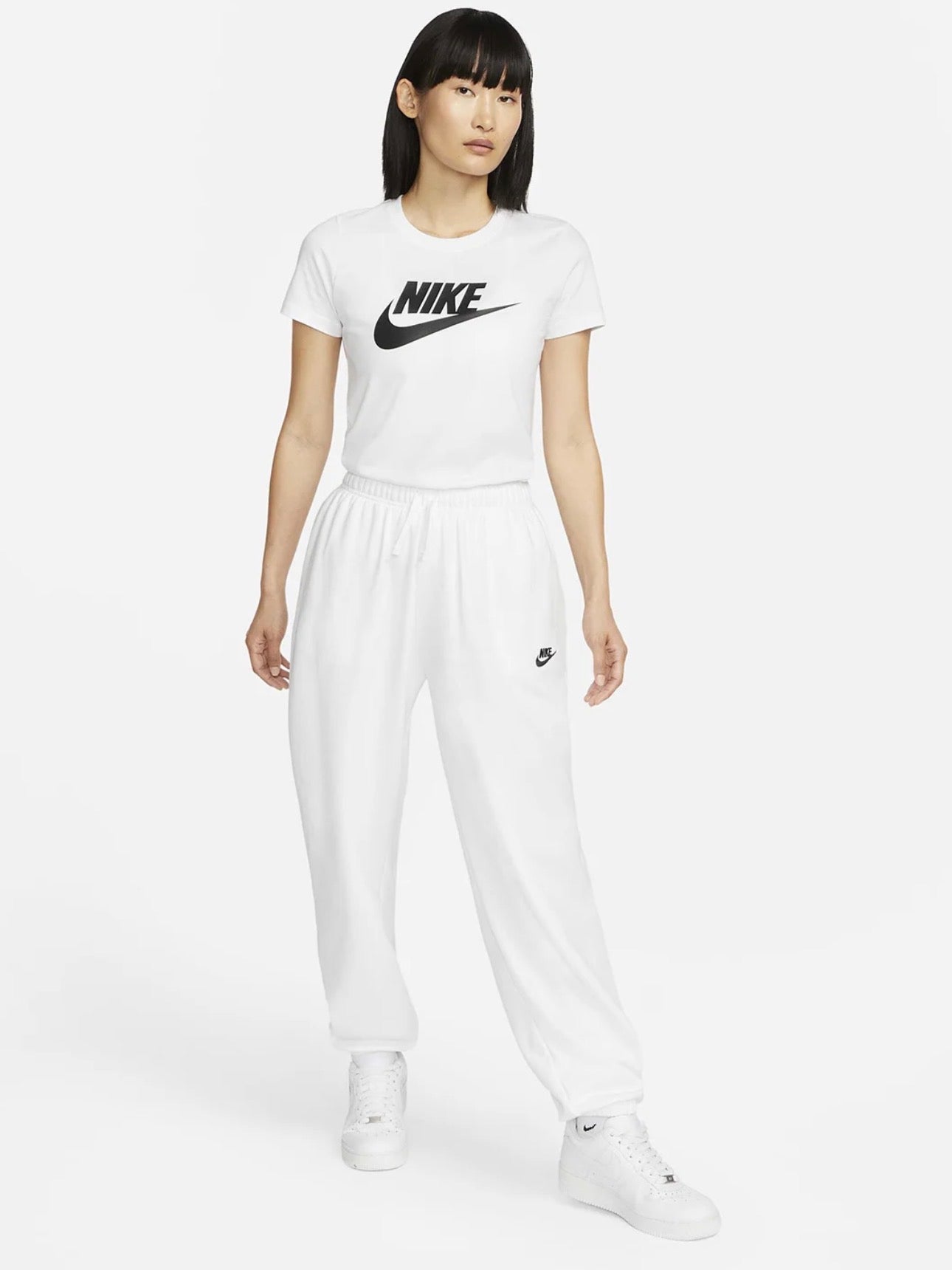 Nike Women Essential Logo T-Shirt – Classic Everyday Fit