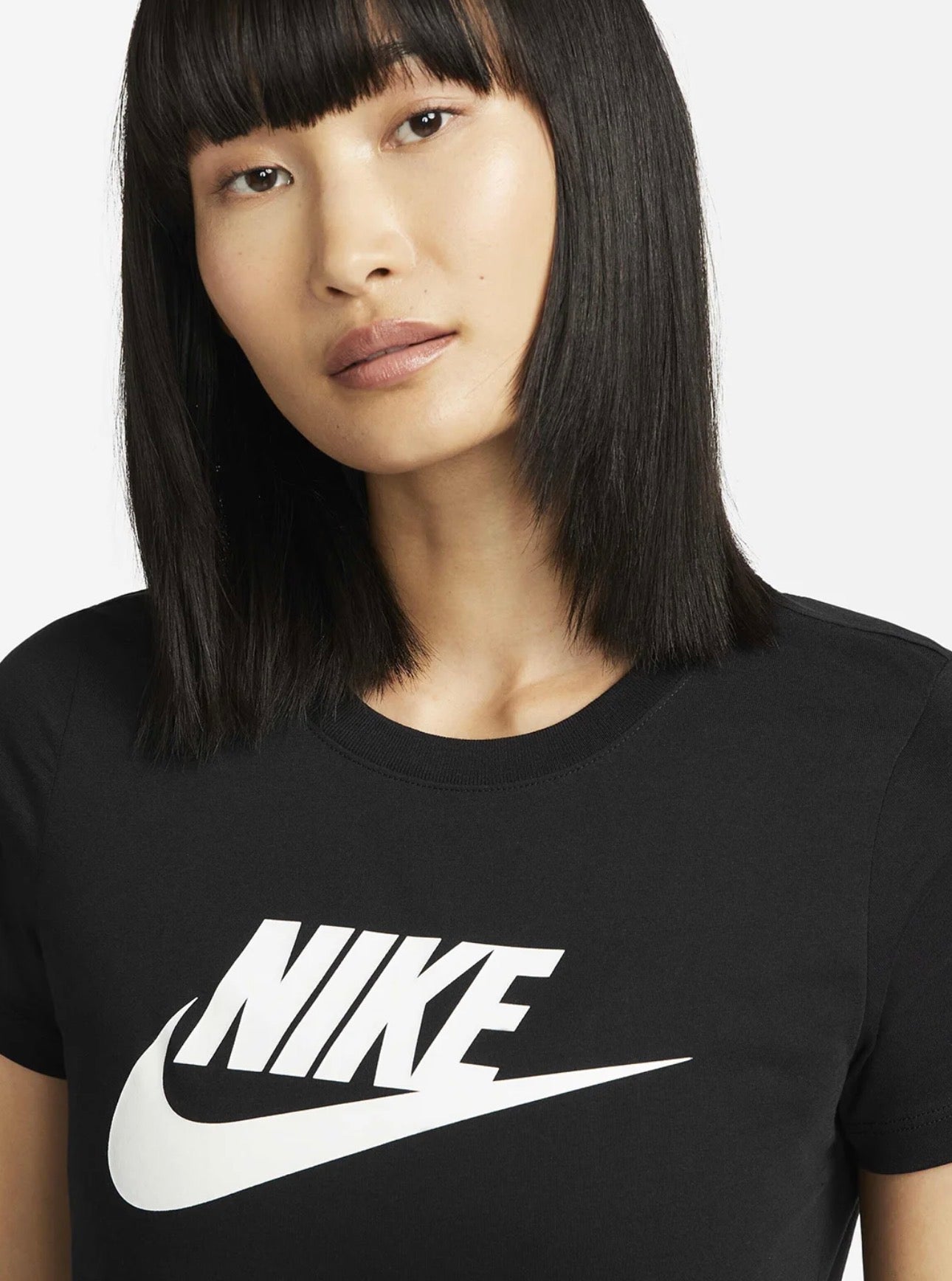 Nike Women Essential Logo T-Shirt – Classic Everyday Fit