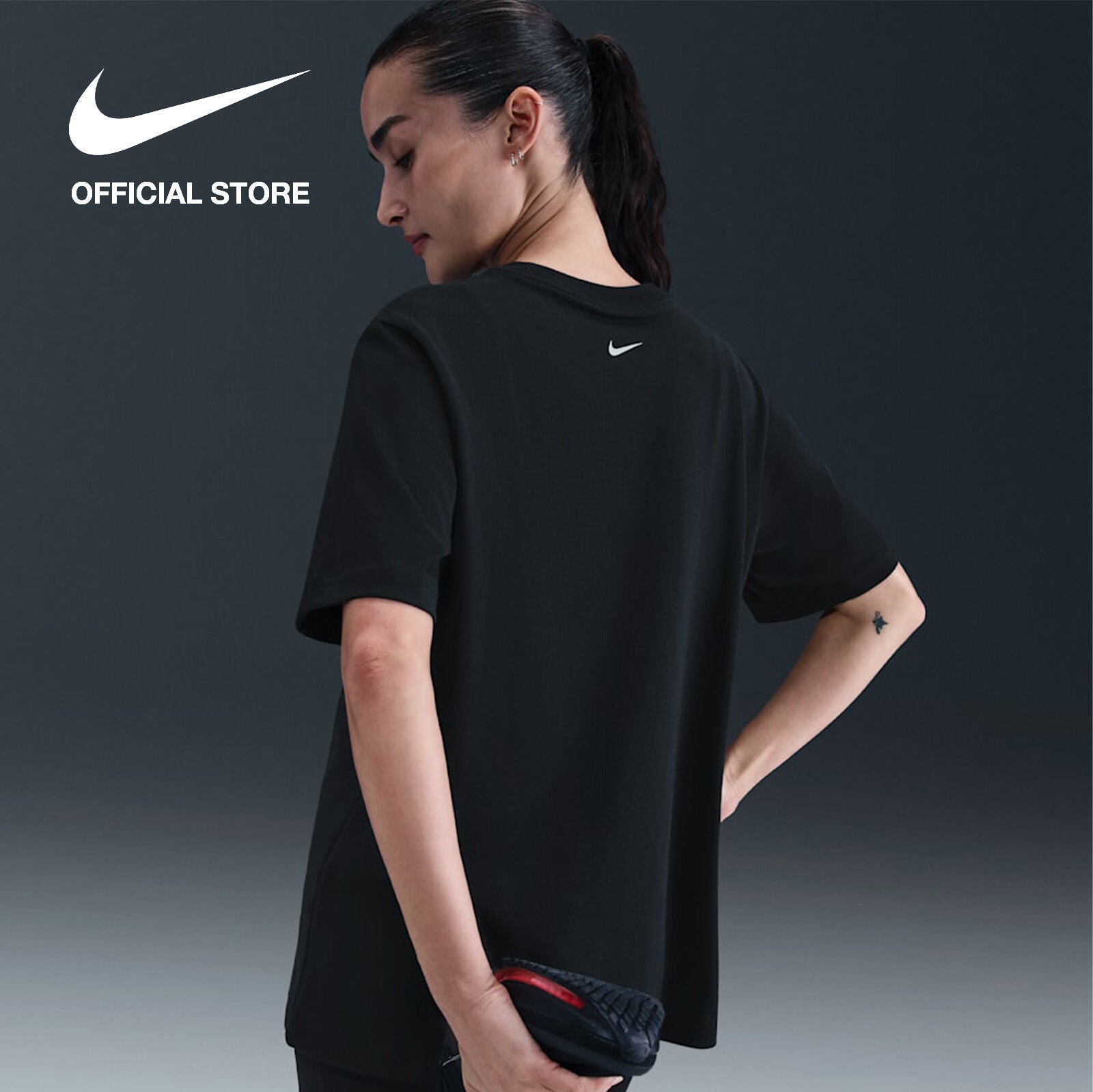 Nike Women’s Graphic Oversized T-Shirt – Black | NIKE BY SHAPEWEAR